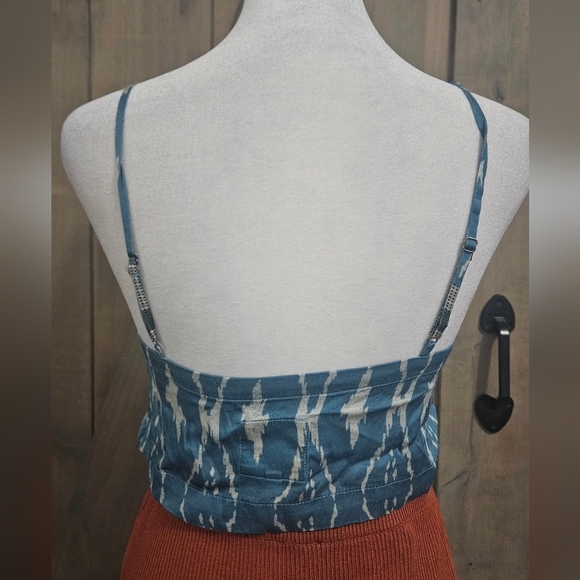 CHASER Ikat Printed Boho Cropped Cami Top In Blue/white. Size XS - Picture 8 of 10